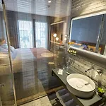 מלון Lampa Design Hotel-special Category